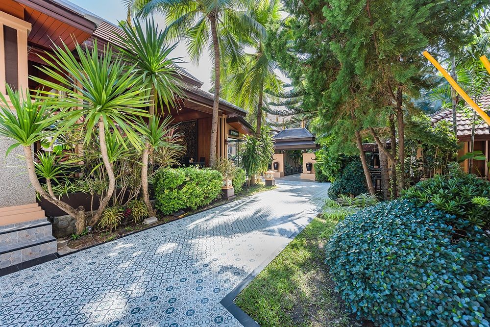 Tropical Setting with a Touch of Thai